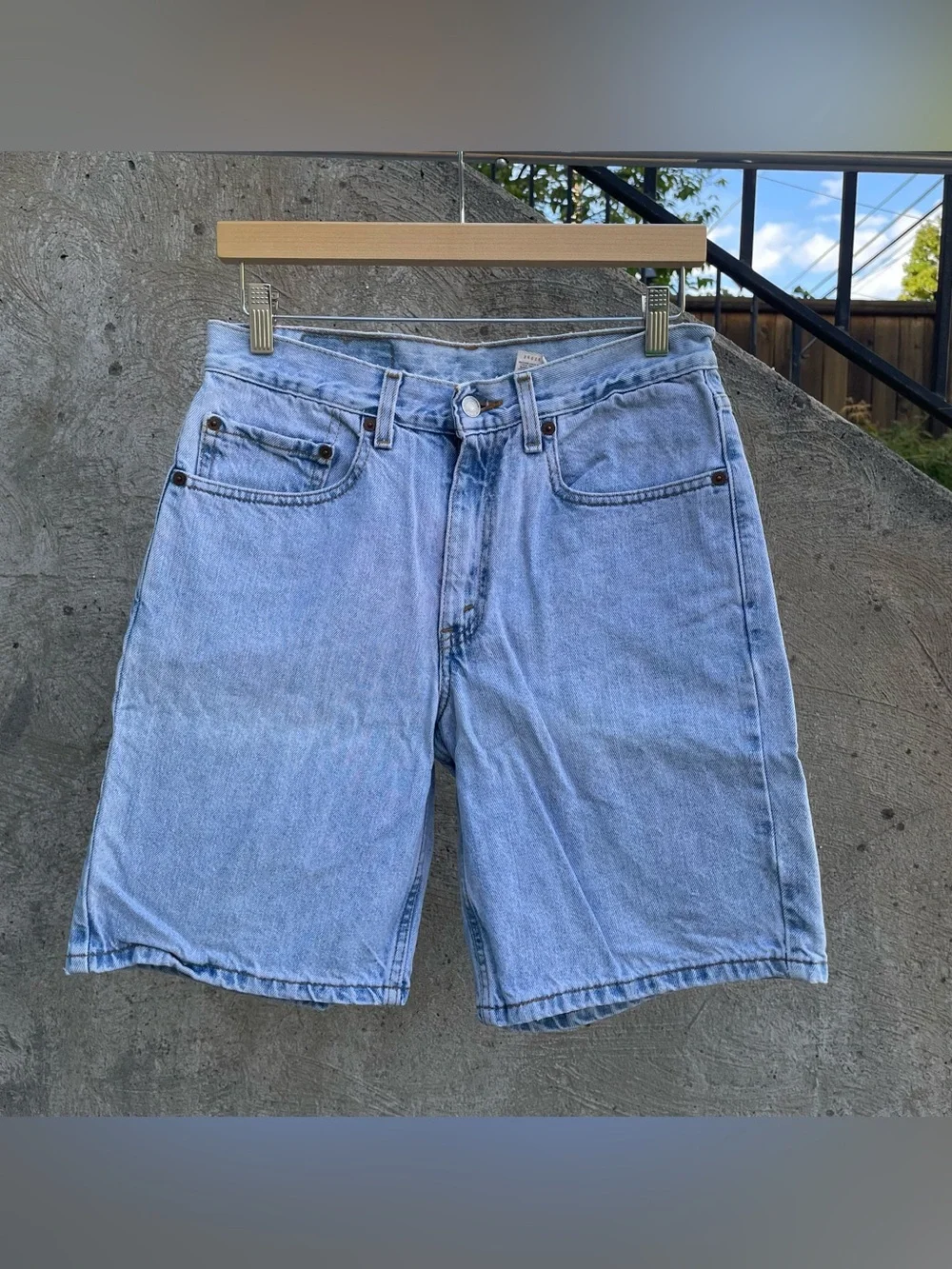 Y2k paper tag Levi’s 550 relaxed fit lightwash jorts size 30”